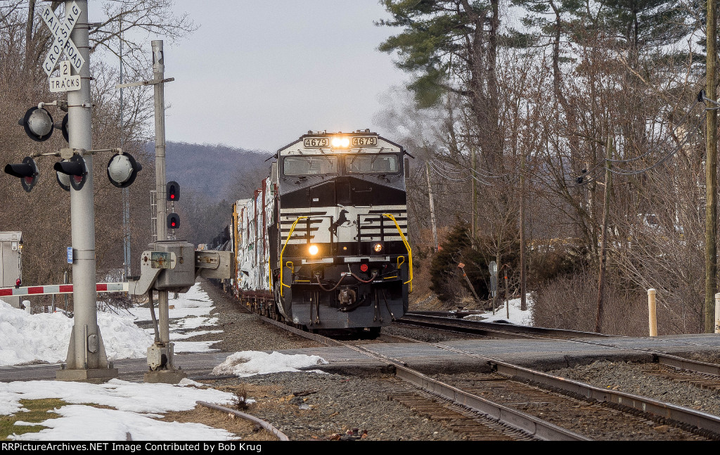 NS 4679 leads eastbound manifest freight across Route 100 in Macungie